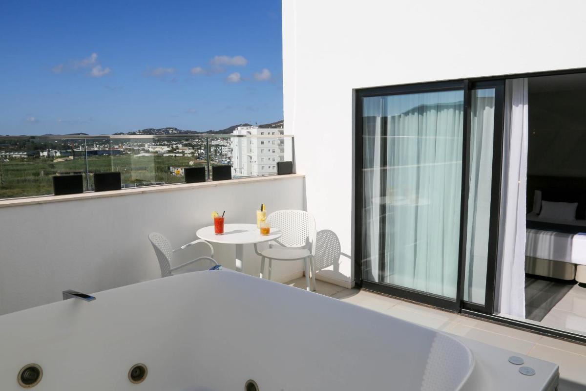 Un balcón o terraza de Eurostars Puerto de Ibiza