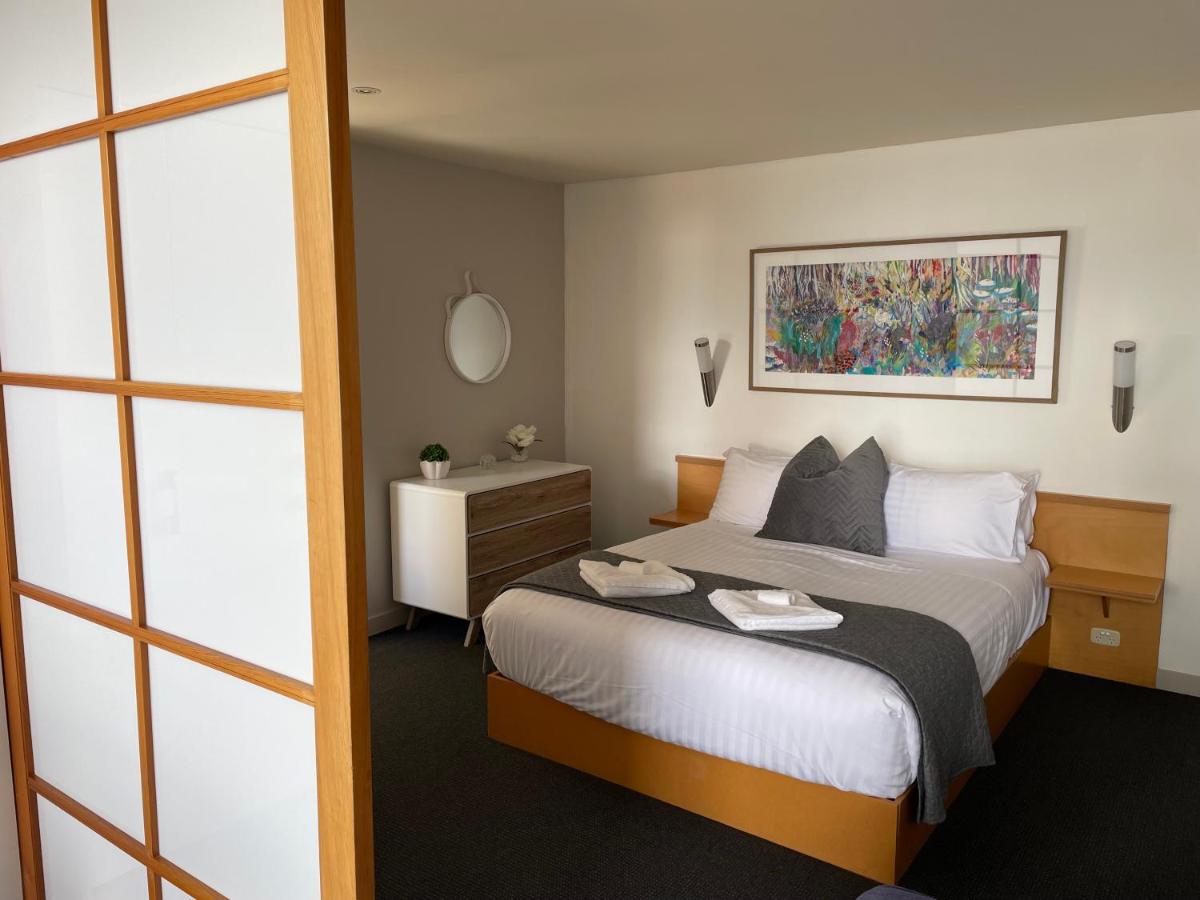 Panoramic views from your stunning 'Treehouse' - Housity