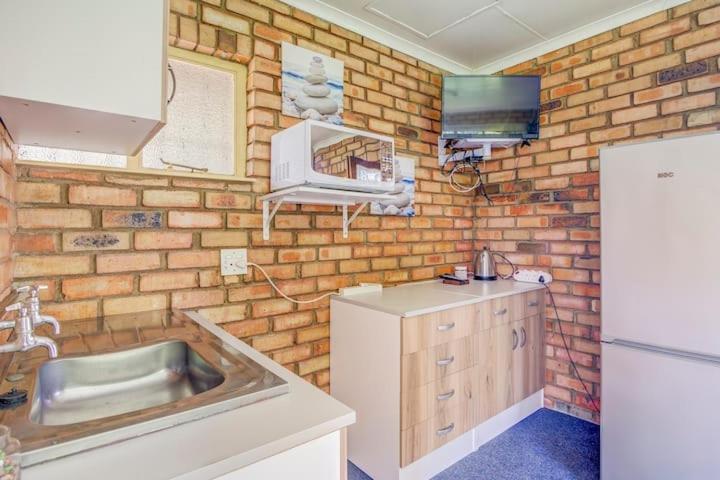 Woodpecker Bachelor Cottage - Housity