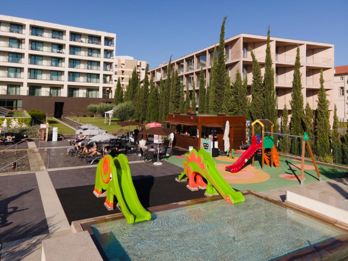 um parque infantil com escorrega em Vila Gale Coimbra em Coimbra
