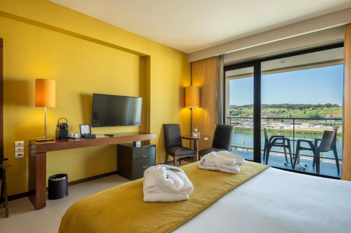 Uma cama ou camas num quarto em Vila Gale Coimbra