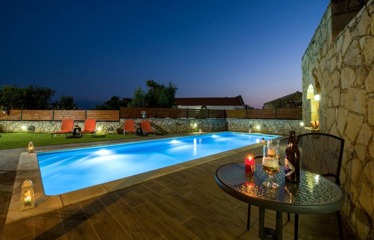 Skandalis Apartments with pool - Housity