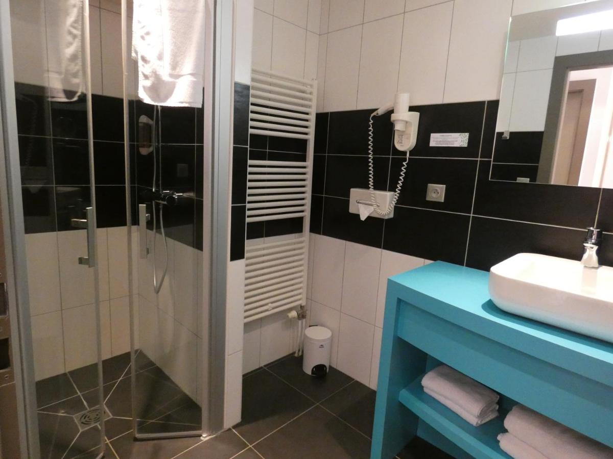 Salle de bains dans l'établissement Hôtel L'Etang du Moulin By Céline