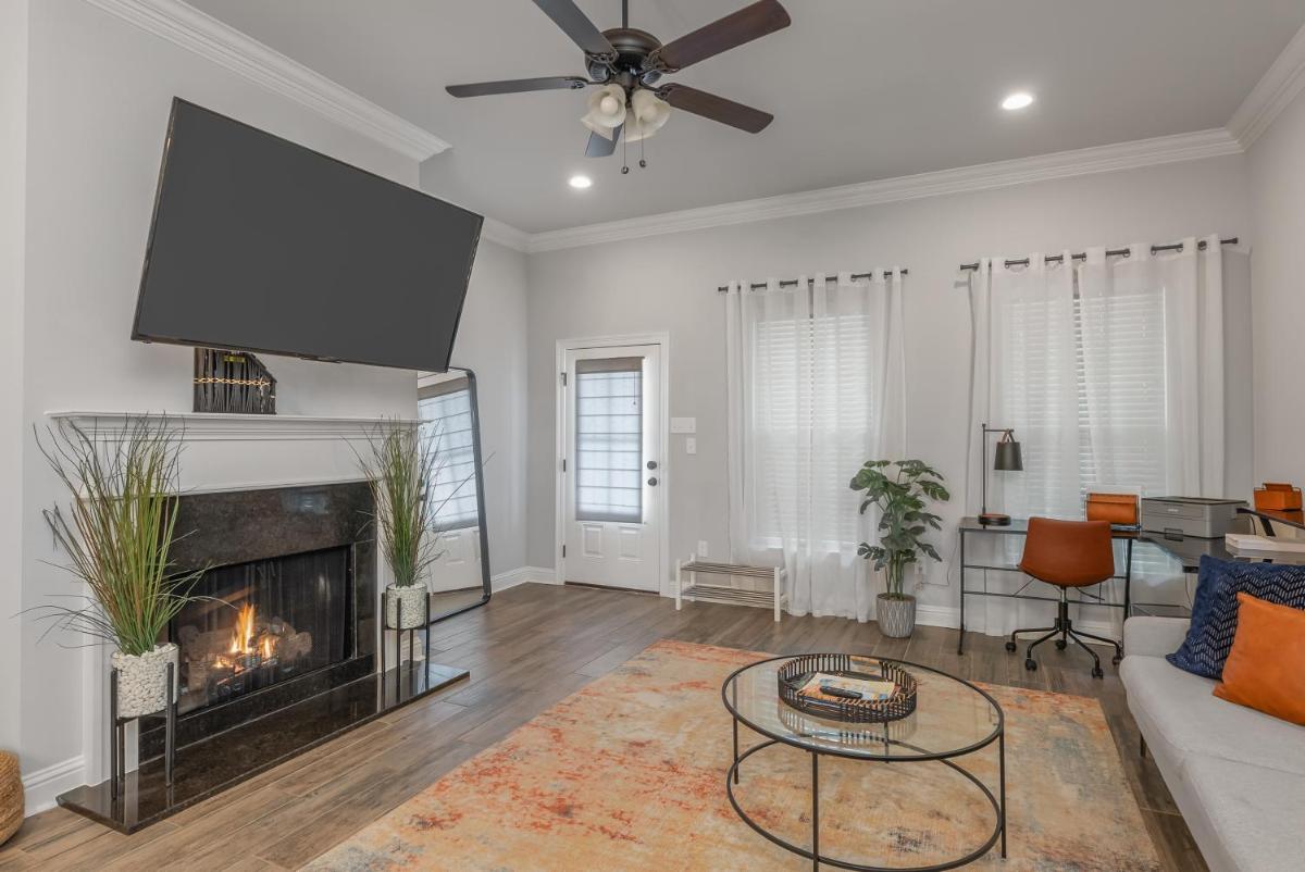 Luxe, Central, & Contemporary - A Modern Utopia! Tv in each room - Housity