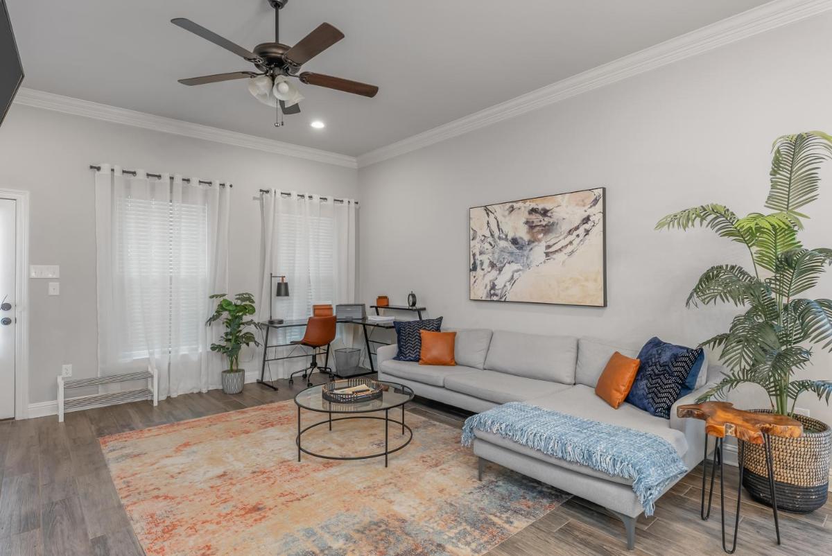 Luxe, Central, & Contemporary - A Modern Utopia! Tv in each room - Housity