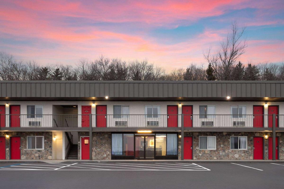 Super 8 by Wyndham Hazleton - Housity