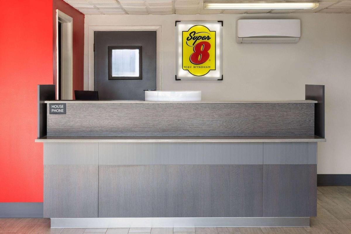 Super 8 by Wyndham Hazleton - Housity