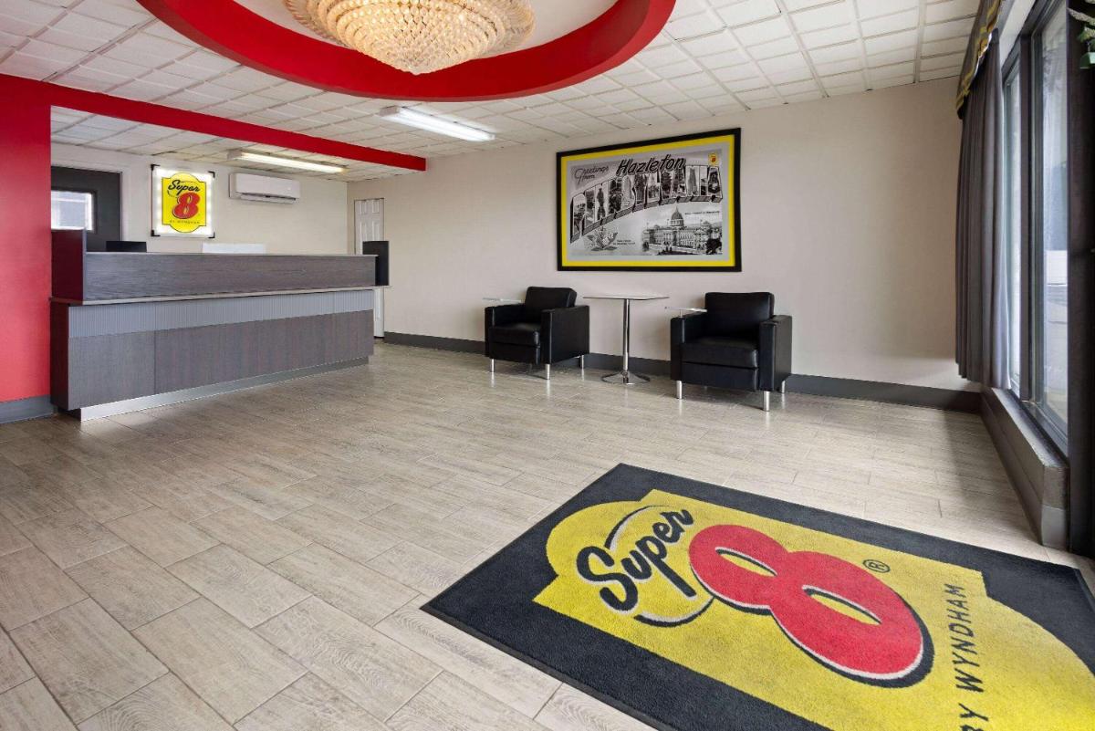 Super 8 by Wyndham Hazleton - Housity