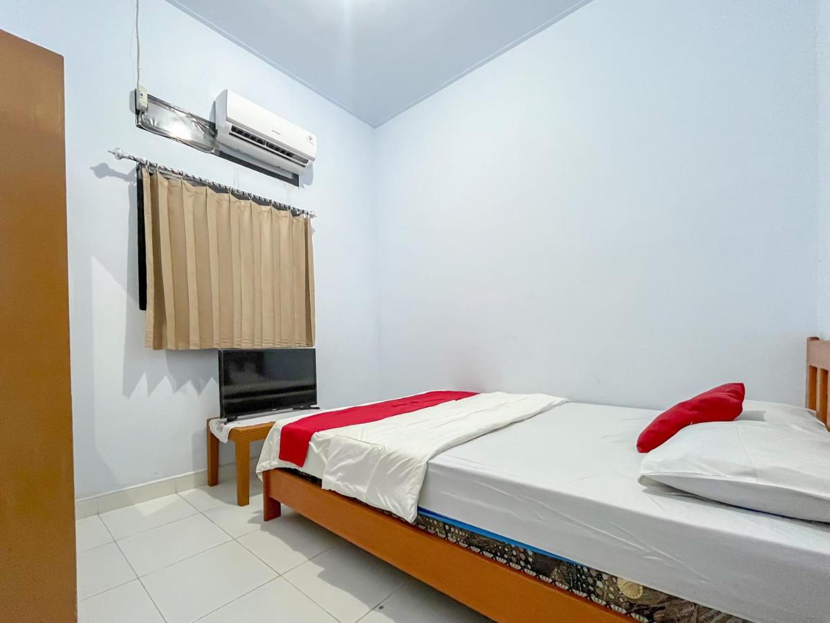 RedDoorz Syariah at Home Ampana Guest House Ampana Kota - Housity