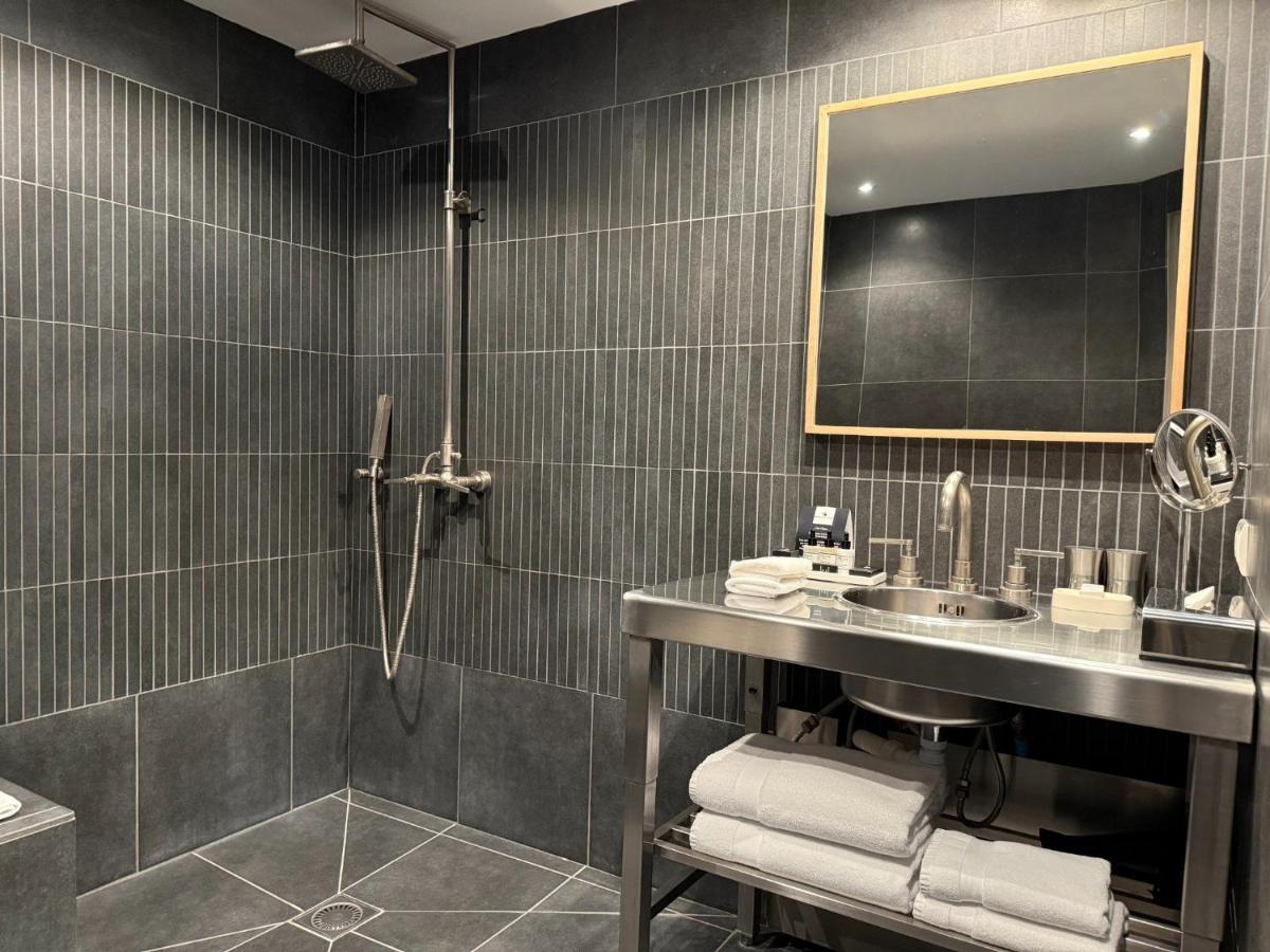 une salle de bain avec lavabo et douche dans l'établissement Du Côté Des Olivades, à Paradou