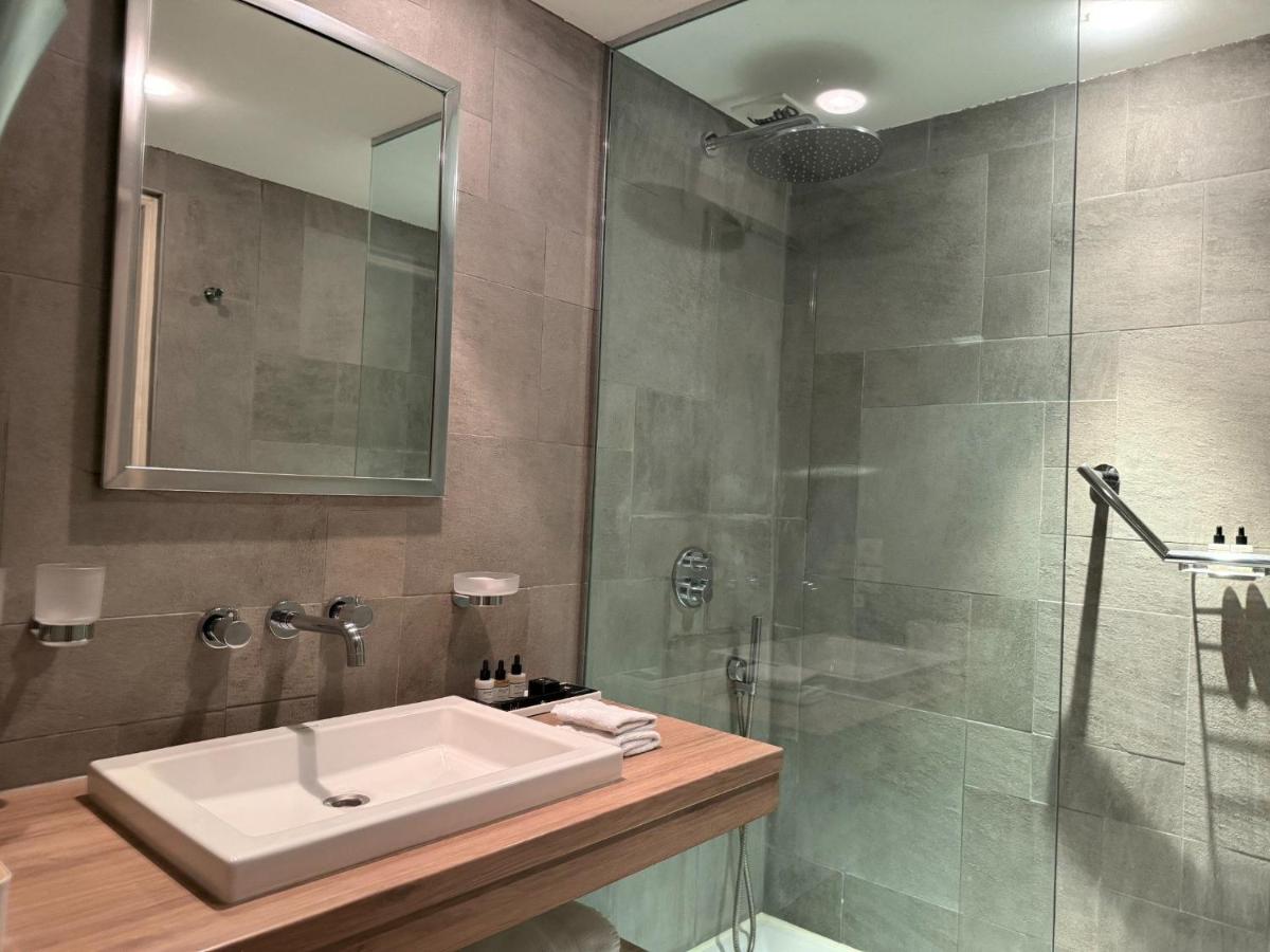 Salle de bains dans l'établissement Du Côté Des Olivades