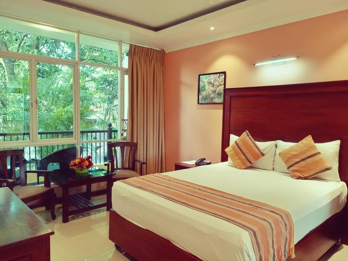 Wet Water Airport Resort - Housity