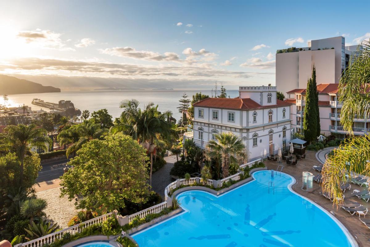 uma vista aérea de um resort com piscina em Pestana Miramar Garden & Ocean Hotel no Funchal