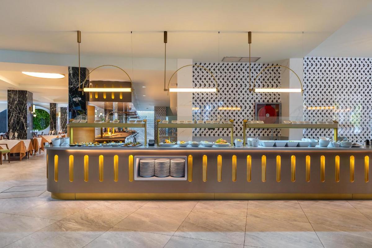 El salón o zona de bar de Adrián Hoteles Colón Guanahaní Adultos Only