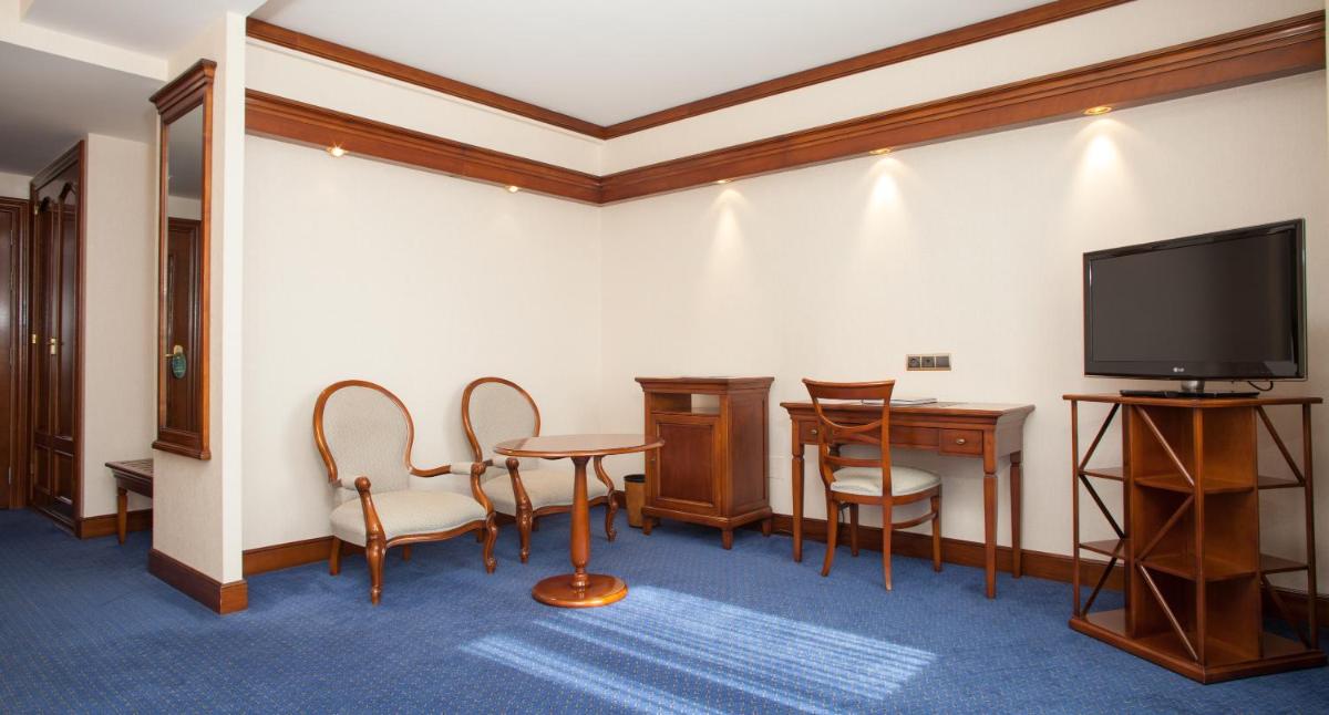 Hotel Villa De Almazan - Housity