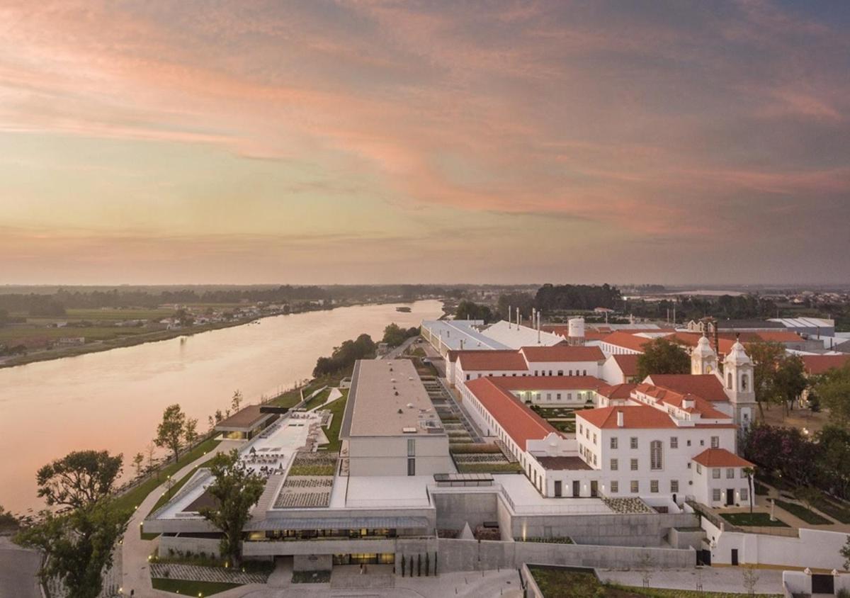 uma vista de uma cidade com um rio e edifícios em Montebelo Vista Alegre Ílhavo Hotel em Ílhavo
