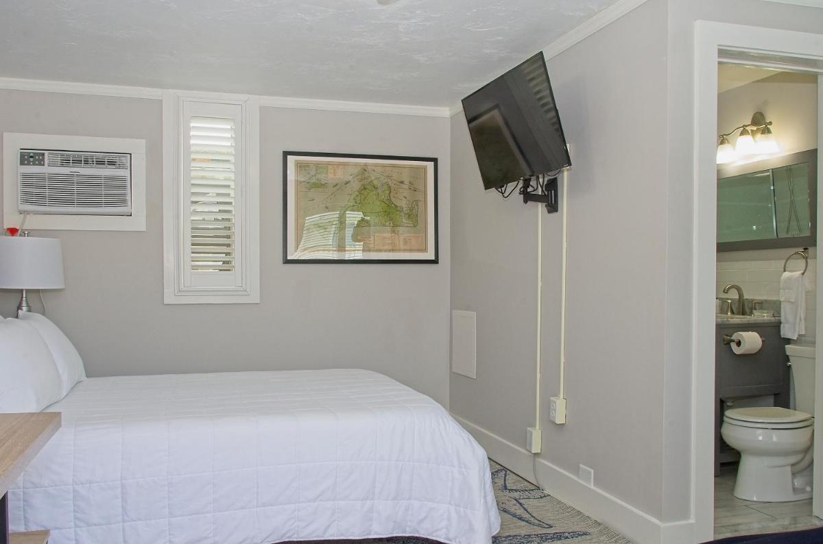 Vineyard Harbor Motel - Housity
