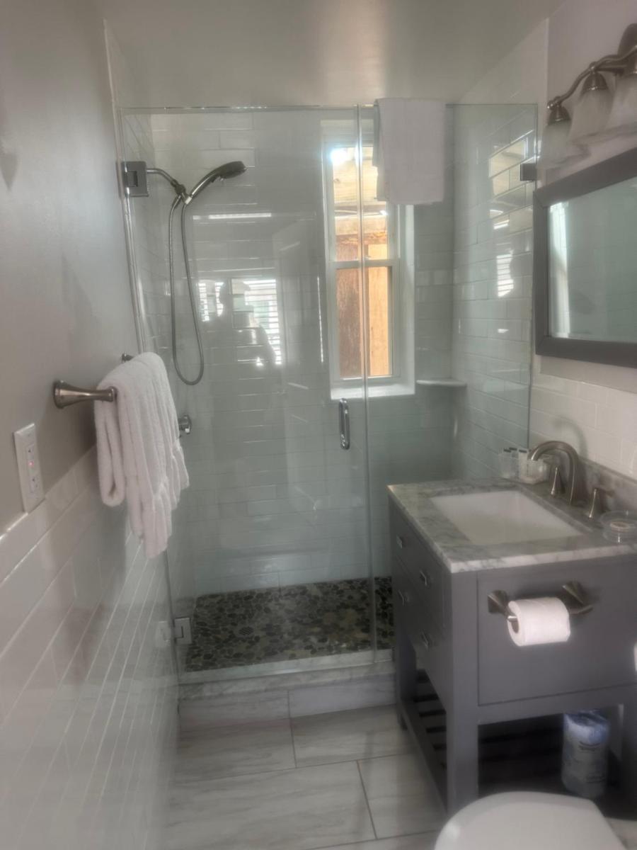 Vineyard Harbor Motel - Housity