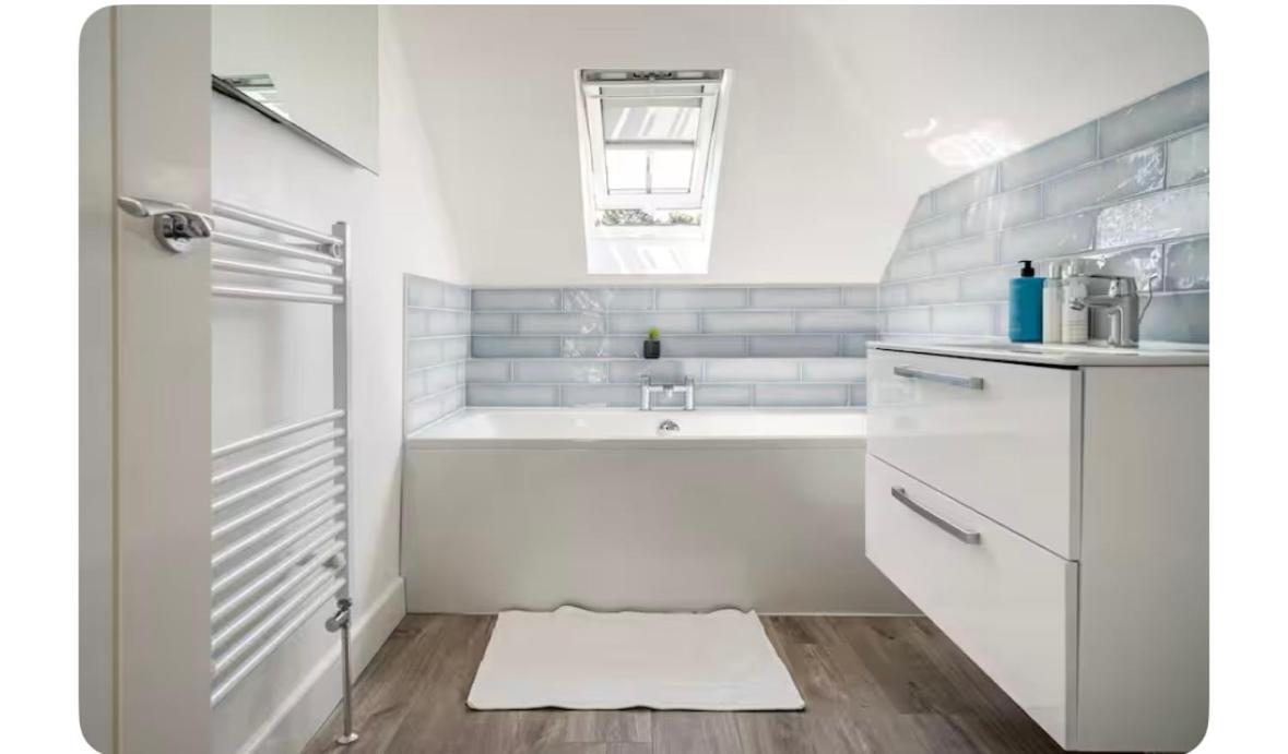 Modern 2 bed home in idyllic location sleeps 6 Superfast WiFi with onsite Gym - Housity