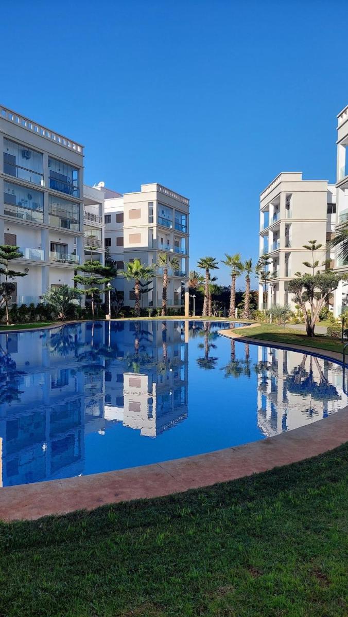 Modern Pool View Apartment - Fast Wi-Fi & Parking - Housity