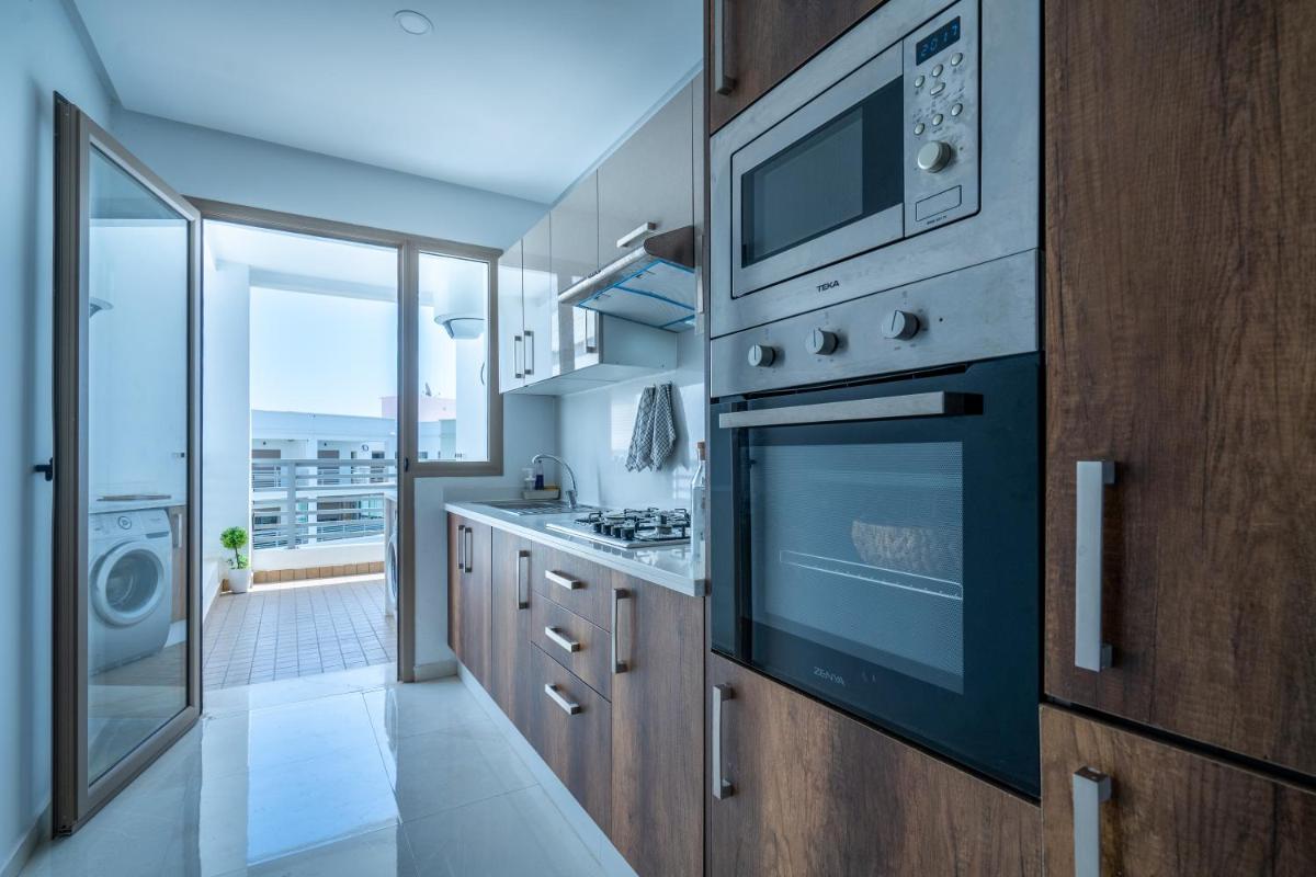 Modern Pool View Apartment - Fast Wi-Fi & Parking - Housity
