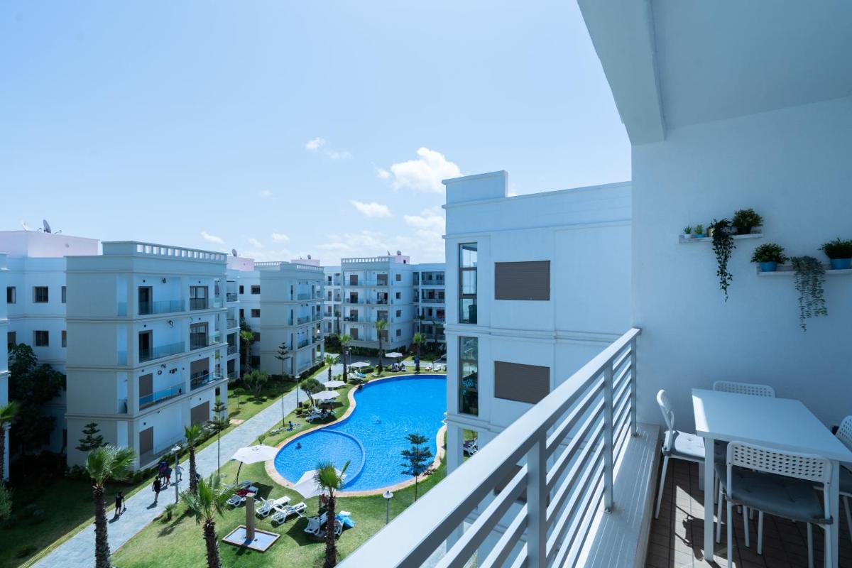 Modern Pool View Apartment - Fast Wi-Fi & Parking - Housity