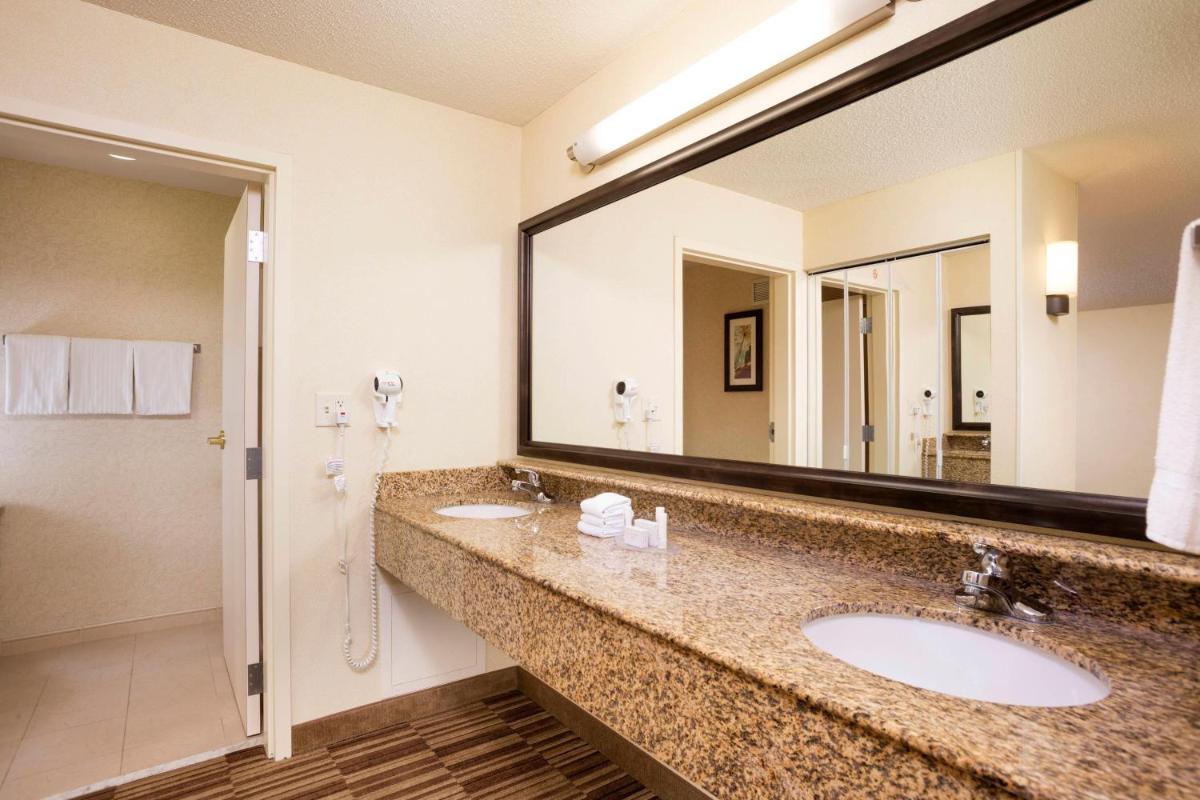 Courtyard Boston Natick - Housity