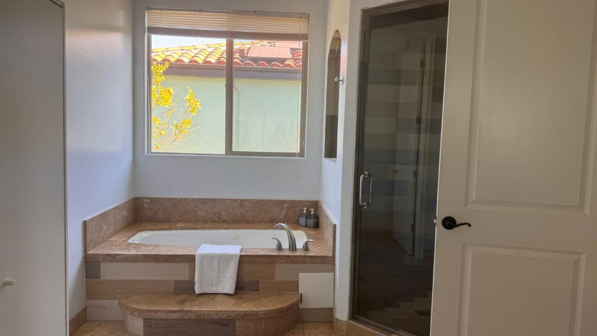 LA Dream Gem - Beautiful Home with Spa - Housity