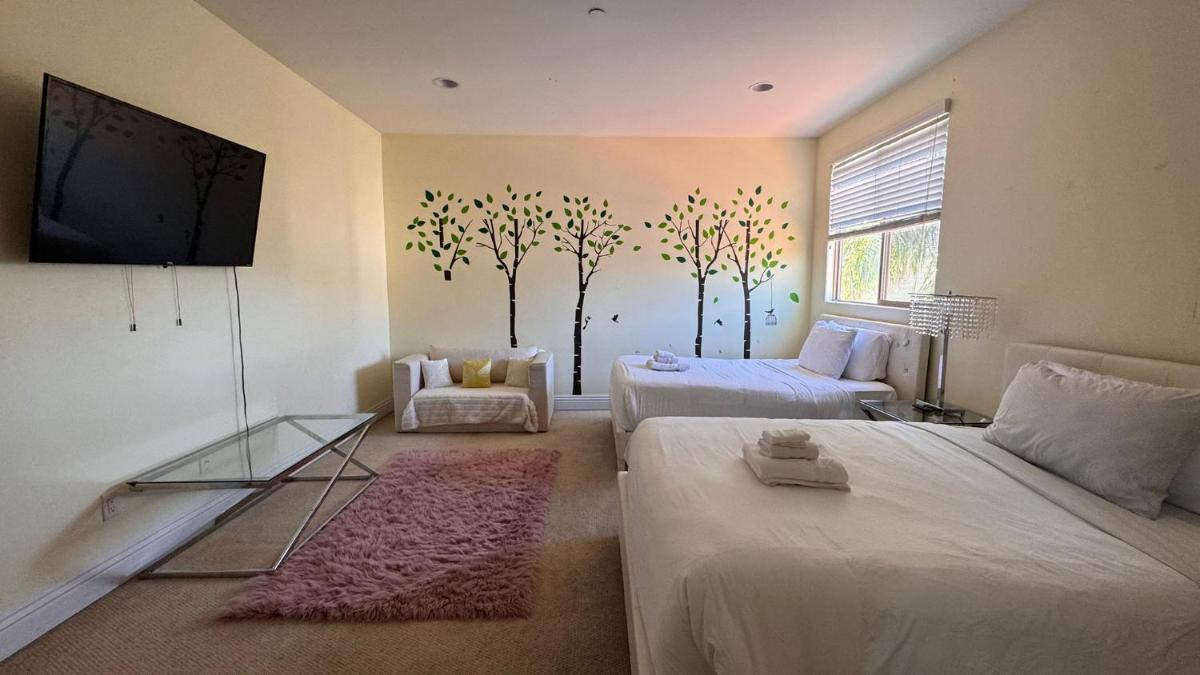 LA Dream Gem - Beautiful Home with Spa - Housity