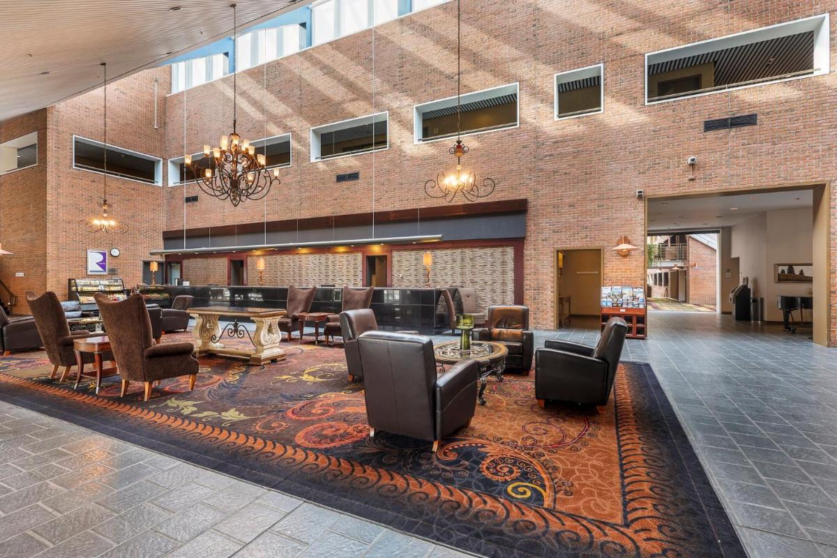 Crowne Plaza Minneapolis West, an IHG Hotel - Housity
