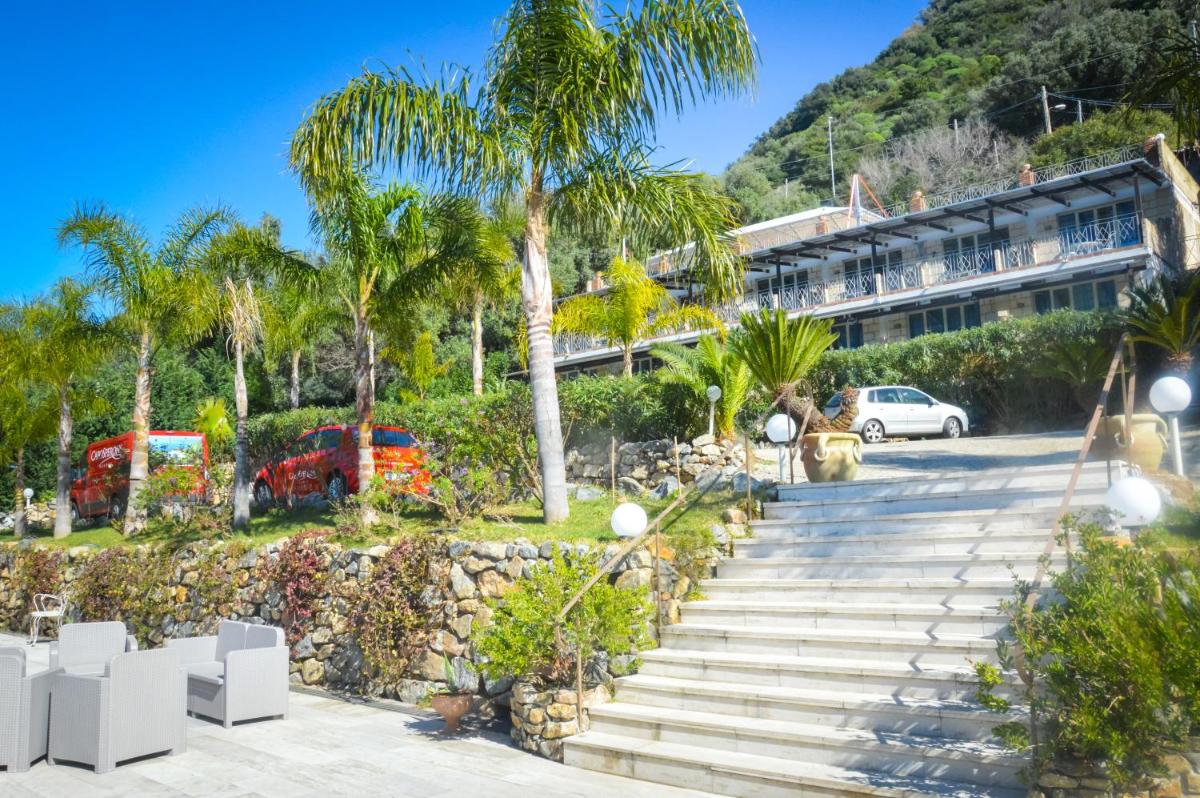 CapoSperone Resort - Housity