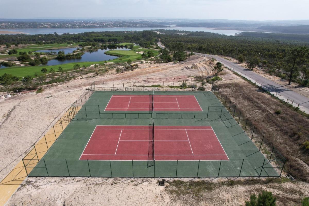 Comodidades para jogar ténis e squash em Royal Obidos Scenic Resort ou nas proximidades