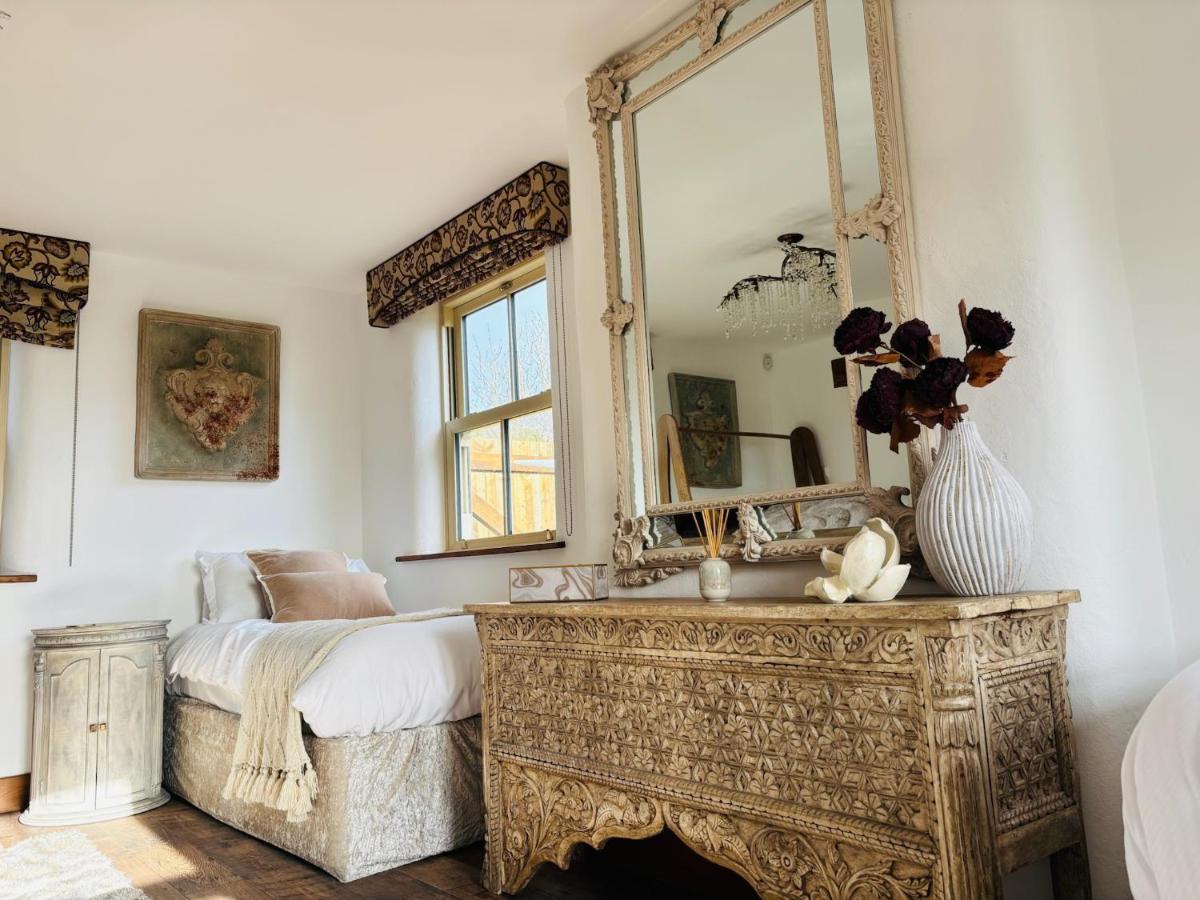 Sneaton Castle - Housity