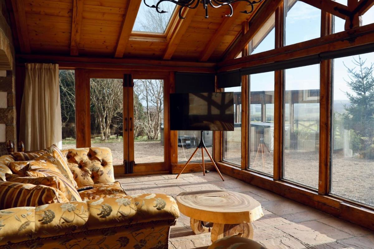 Sneaton Castle - Housity