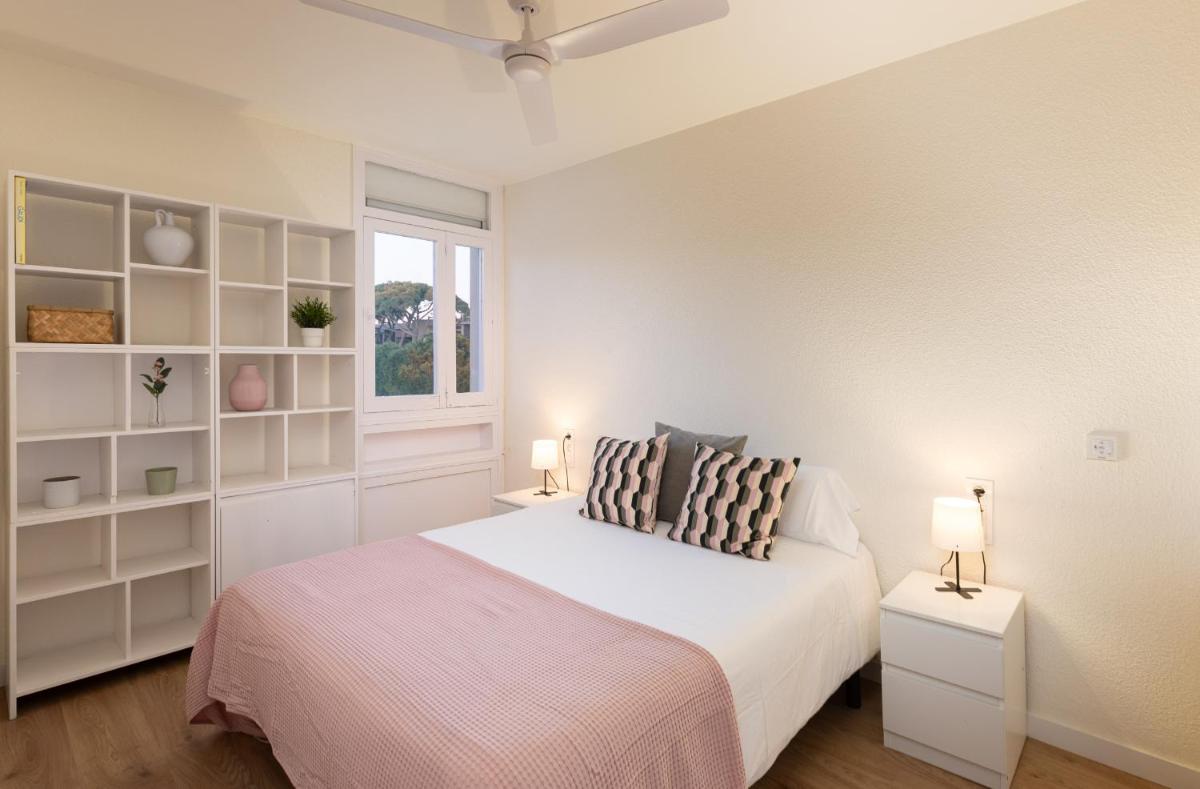 LETS HOLIDAYS Beach front apartment in Gavà Mar, Pine Beach - Housity