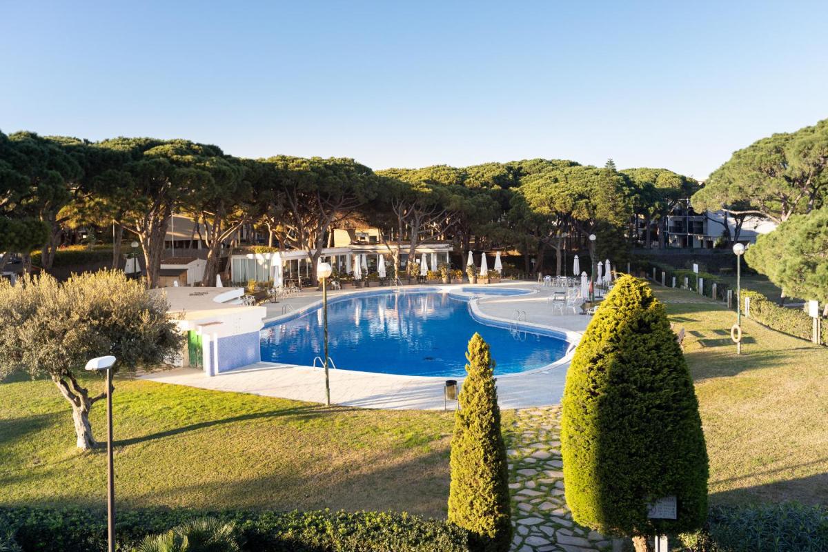 LETS HOLIDAYS Beach front apartment in Gavà Mar, Pine Beach - Housity