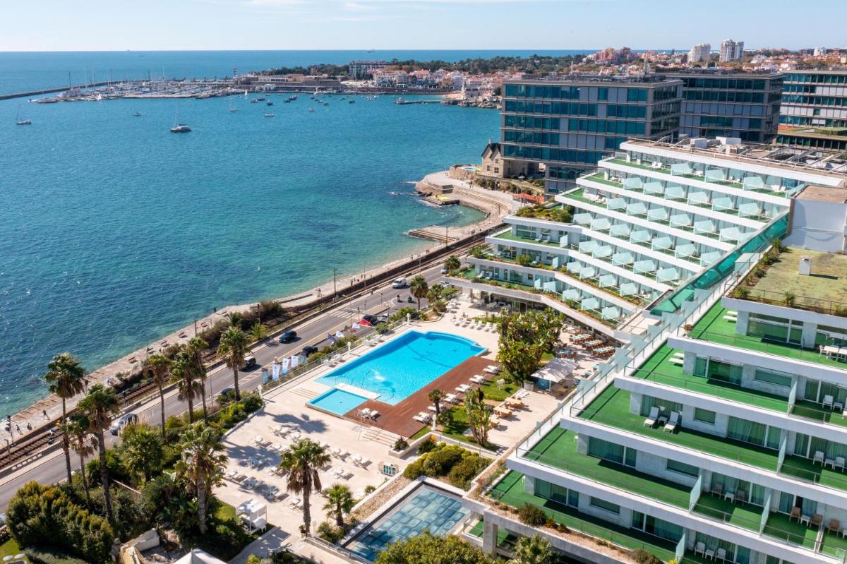 uma vista aérea de um edifício próximo ao oceano em Hotel Cascais Miragem Health & Spa em Cascais