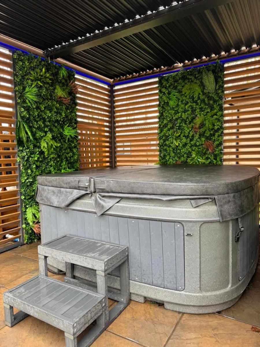 The Harbour, HOT TUB ROOF TERRACE, Sleeps 4 - Housity