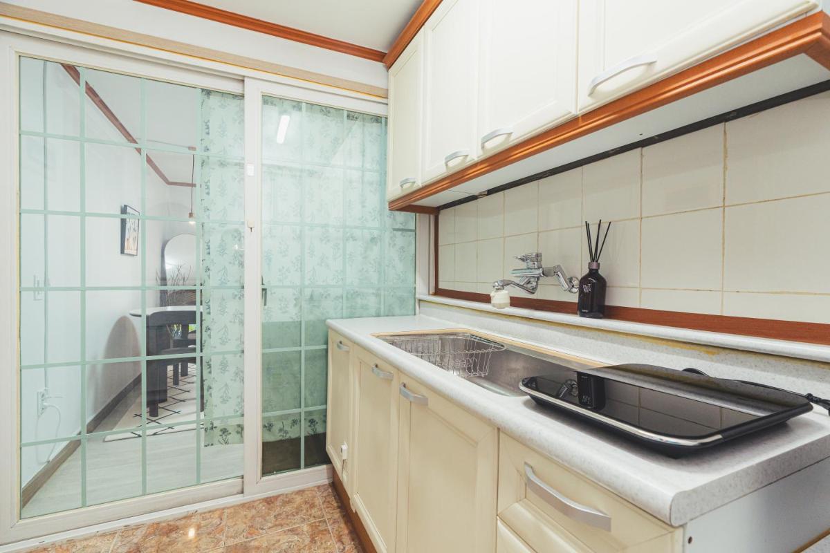 Sinsa station stay - Housity