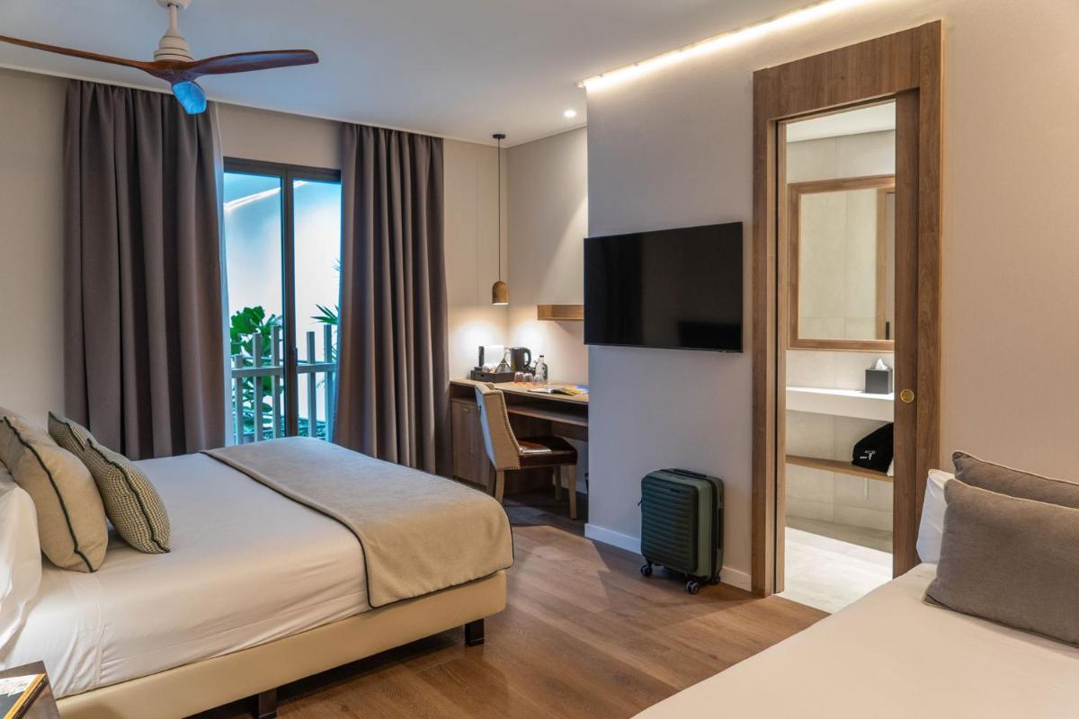 una habitación de hotel con una cama y un escritorio en Hotel Well and Come Málaga, en Málaga