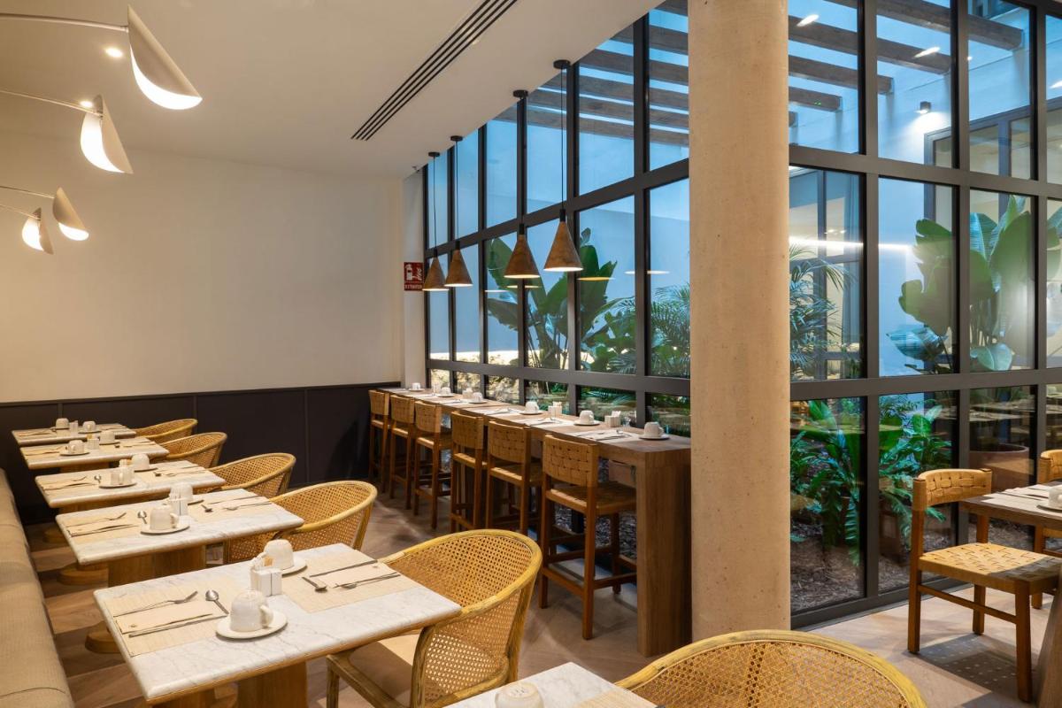Un restaurante o sitio para comer en Hotel Well and Come Málaga