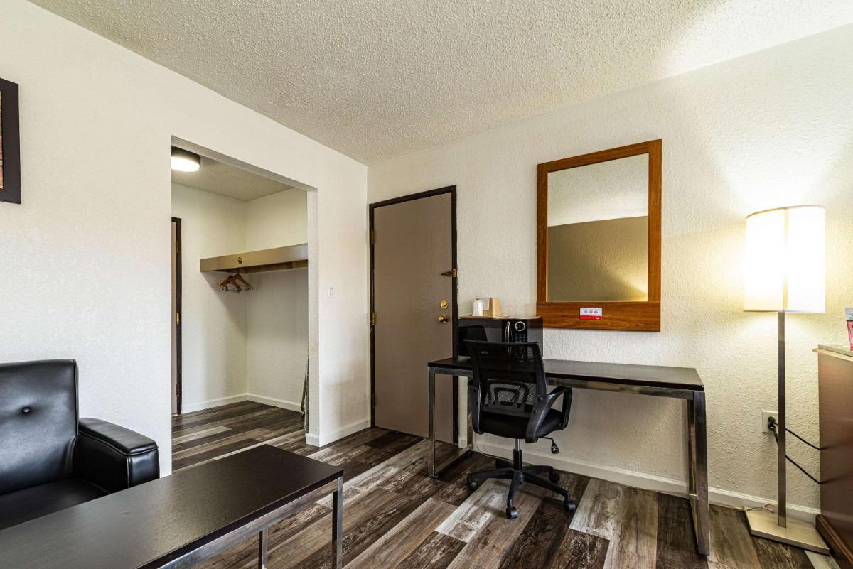 Econo Lodge Cleveland Southeast - Kent - Housity