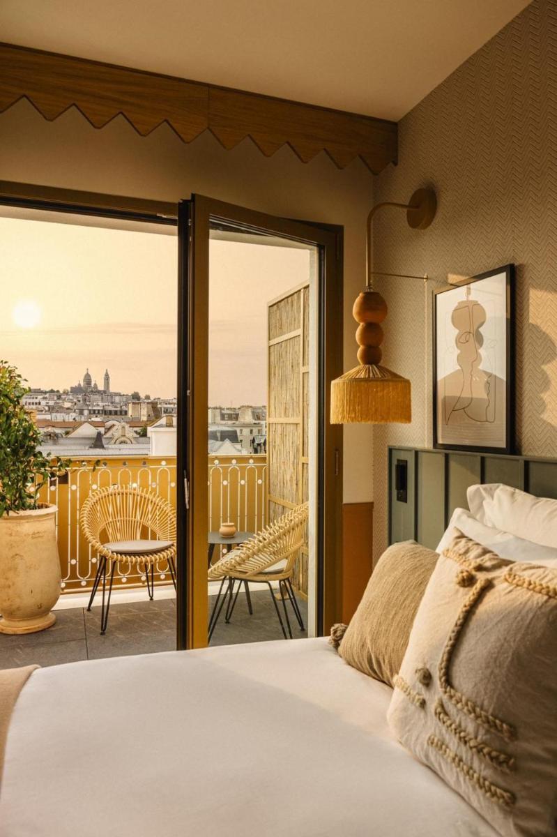 une chambre avec un lit et un balcon avec vue dans l'établissement Bloom House Hôtel & SPA, à Paris