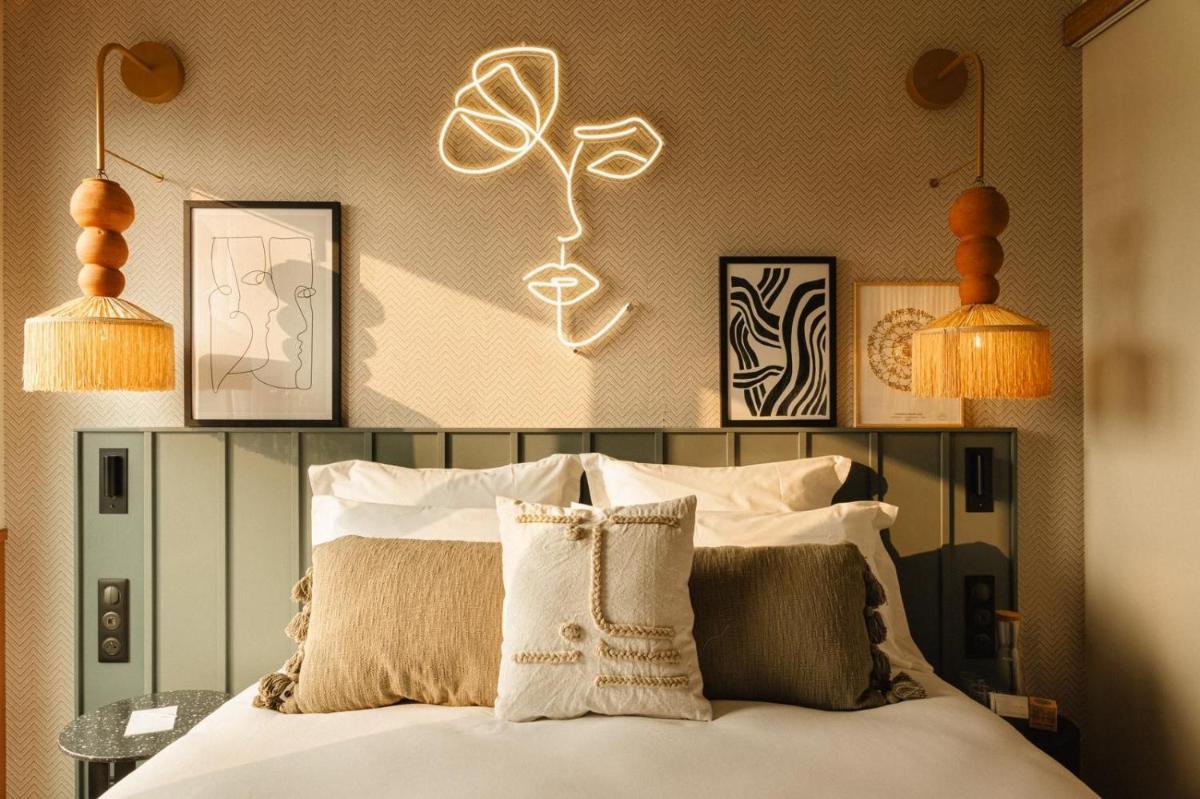 Un ou plusieurs lits dans un hébergement de l'établissement Bloom House Hôtel & SPA