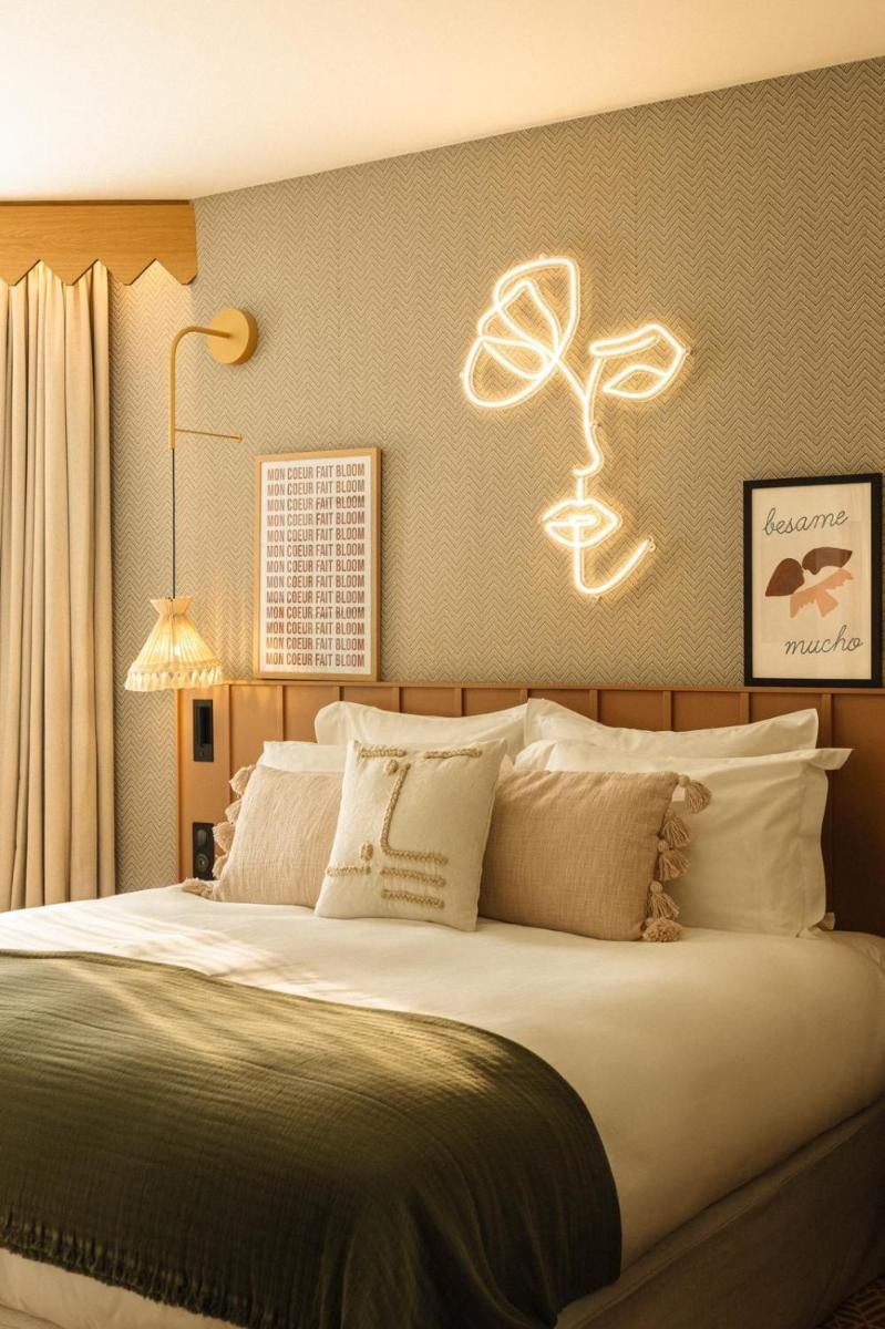 Un ou plusieurs lits dans un hébergement de l'établissement Bloom House Hôtel & SPA