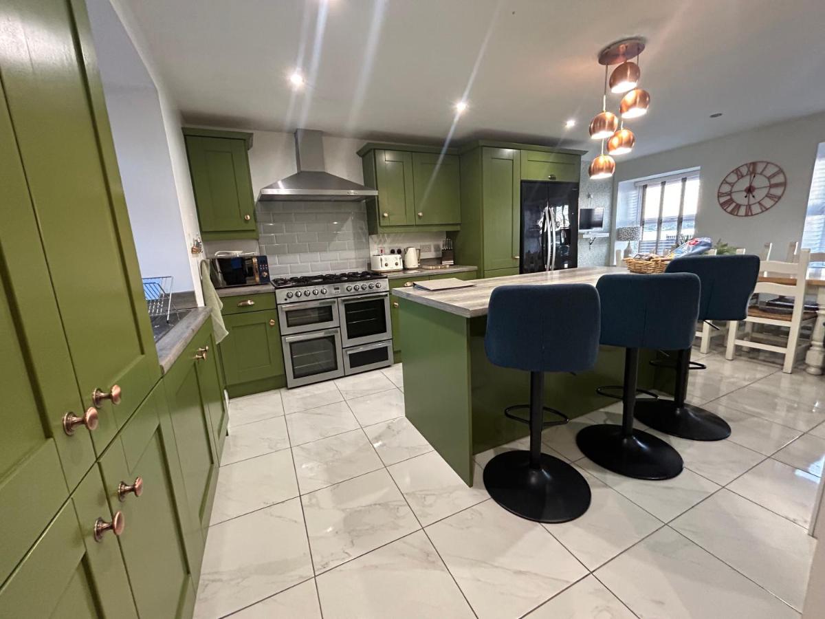 Portaferry Waterfront Townhouse with Hot Tub - Housity