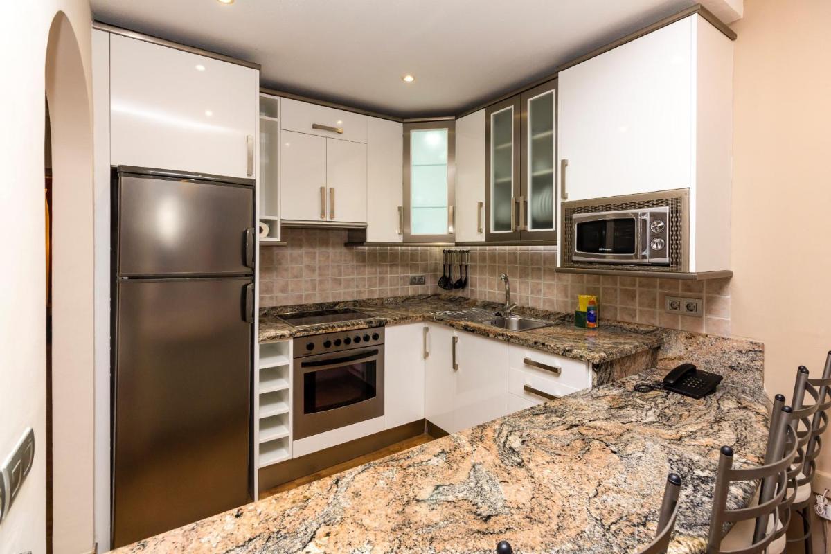 Una cocina o zona de cocina en Regency Torviscas Apartments and Suites