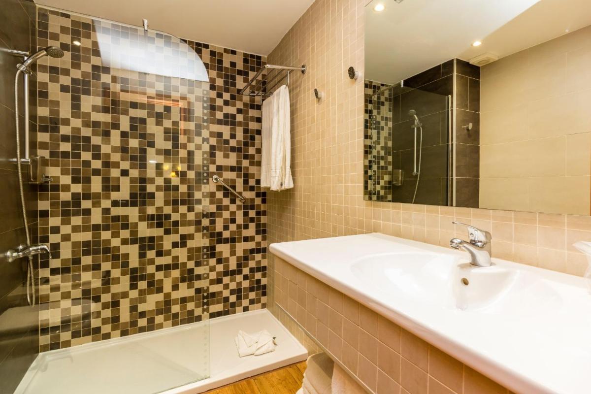 Un baño de Regency Torviscas Apartments and Suites