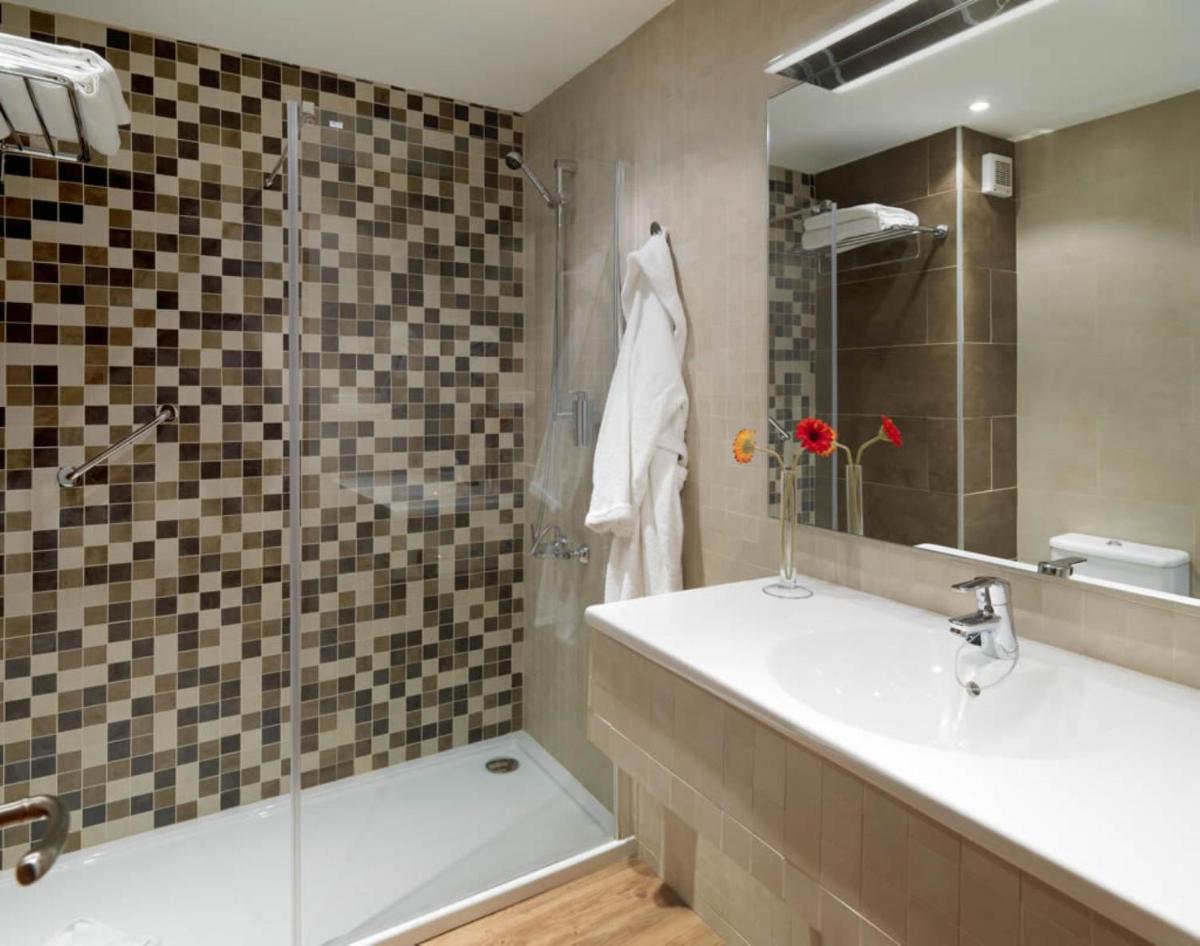 Un baño de Regency Torviscas Apartments and Suites