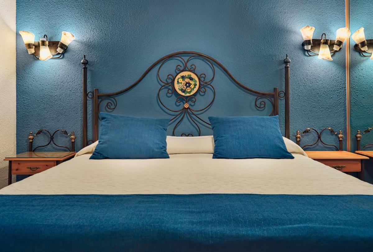 Cama o camas de una habitación en Regency Torviscas Apartments and Suites